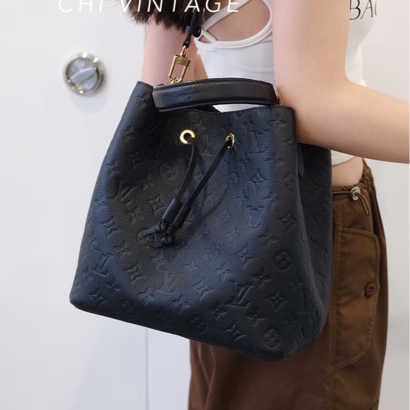 實用百搭款✨超耐用💕Lv路易威登黑色金扣全皮老花壓紋neonoe中號水桶包手提肩背包-3