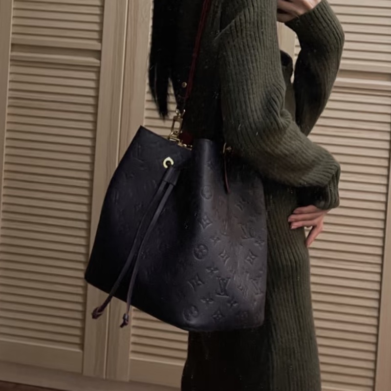 實用百搭款✨超耐用💕Lv路易威登黑色金扣全皮老花壓紋neonoe中號水桶包手提肩背包-4