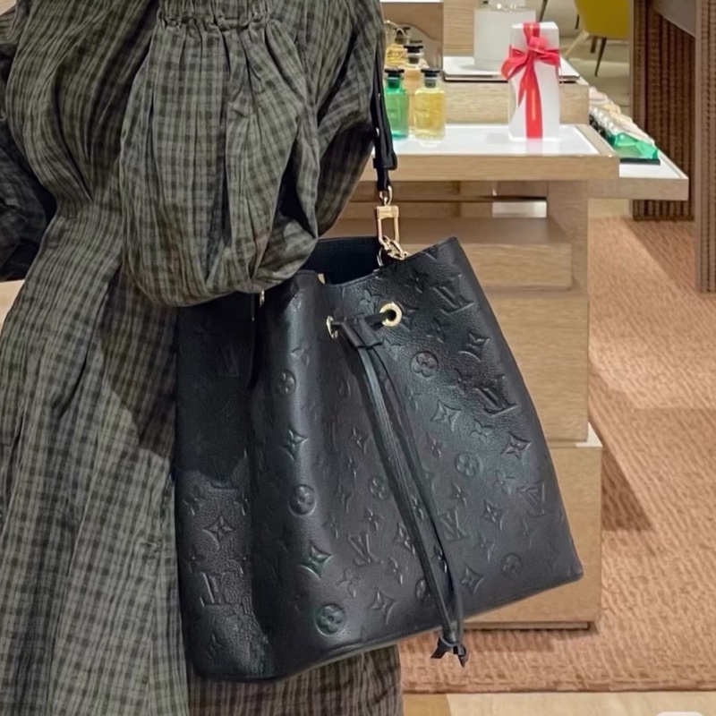 實用百搭款✨超耐用💕Lv路易威登黑色金扣全皮老花壓紋neonoe中號水桶包手提肩背包-5