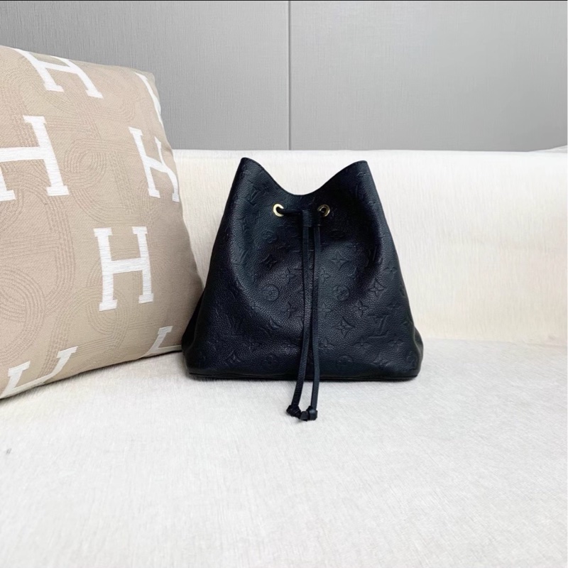 實用百搭款✨超耐用💕Lv路易威登黑色金扣全皮老花壓紋neonoe中號水桶包手提肩背包-7