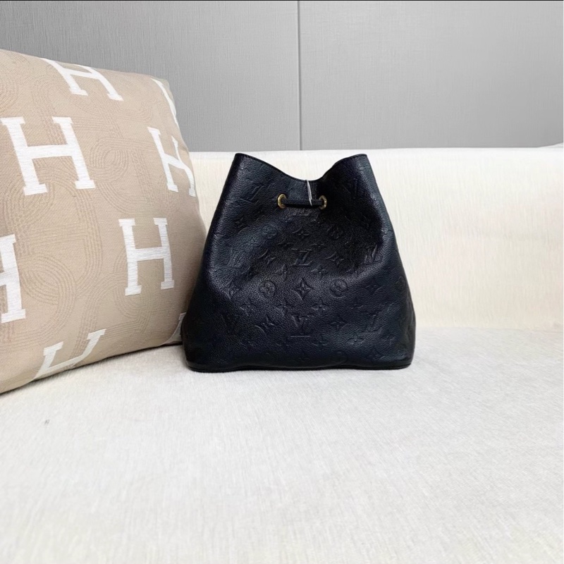 實用百搭款✨超耐用💕Lv路易威登黑色金扣全皮老花壓紋neonoe中號水桶包手提肩背包-8