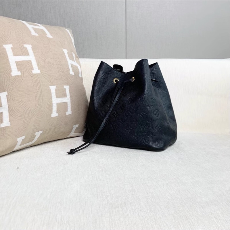 實用百搭款✨超耐用💕Lv路易威登黑色金扣全皮老花壓紋neonoe中號水桶包手提肩背包-11