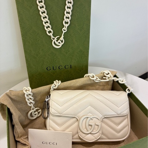 98新Gucci GG Marmont鏈條包 mini 米白色羊皮  烤漆鏈條