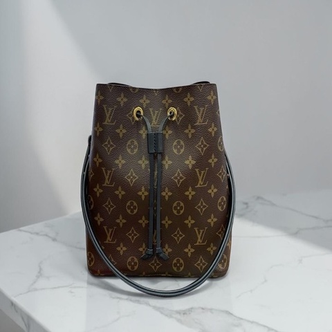 莉亞精品♡LV M44020 黑水桶包 二手