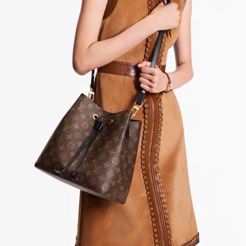 莉亞精品♡LV M44020 黑水桶包 二手-1