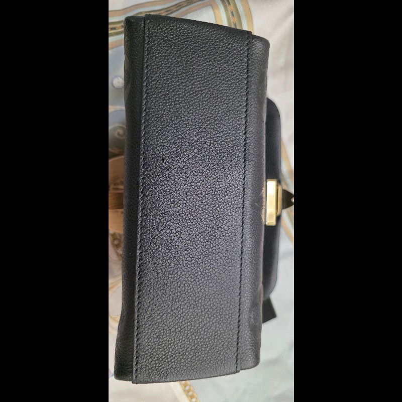 Louis Vuitton LV 黑色壓紋牛皮金扣翻蓋包｜全新未使用｜專櫃級精品-2