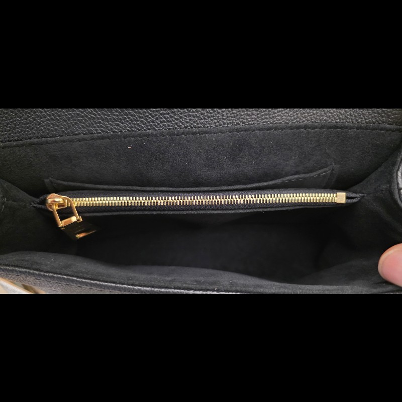 Louis Vuitton LV 黑色壓紋牛皮金扣翻蓋包｜全新未使用｜專櫃級精品-8