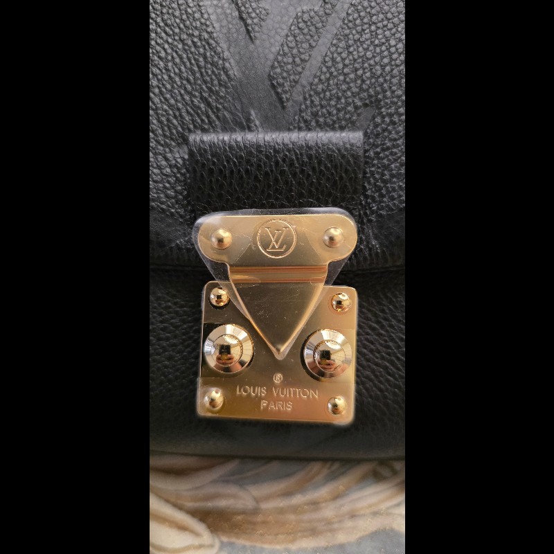 Louis Vuitton LV 黑色壓紋牛皮金扣翻蓋包｜全新未使用｜專櫃級精品-9