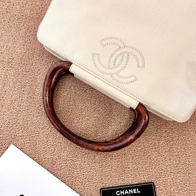 Chanel vintage 魚子醬牛皮 梨花木紋扣 奶茶色手提包，小號 26×20 98新配件保卡 塵袋-2
