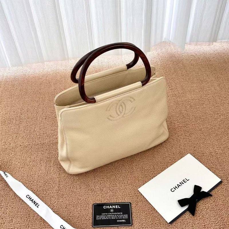 Chanel vintage 魚子醬牛皮 梨花木紋扣 奶茶色手提包，小號 26×20 98新配件保卡 塵袋-3