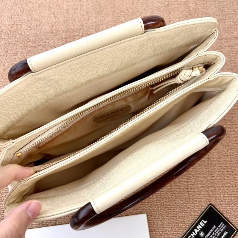 Chanel vintage 魚子醬牛皮 梨花木紋扣 奶茶色手提包，小號 26×20 98新配件保卡 塵袋-5