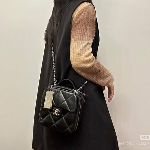 Chanel 黑銀名牌行李牌相機包  黑色銀扣 油蠟皮 24*19*9  98新配件塵袋 購證 保卡