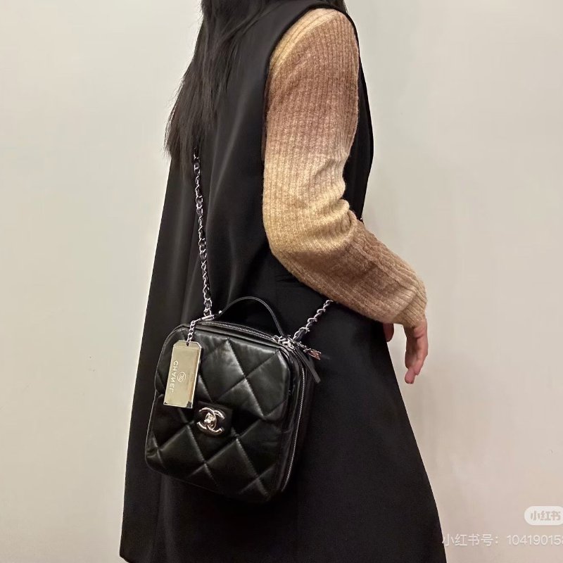 Chanel 黑銀名牌行李牌相機包  黑色銀扣 油蠟皮 24*19*9  98新配件塵袋 購證 保卡-0