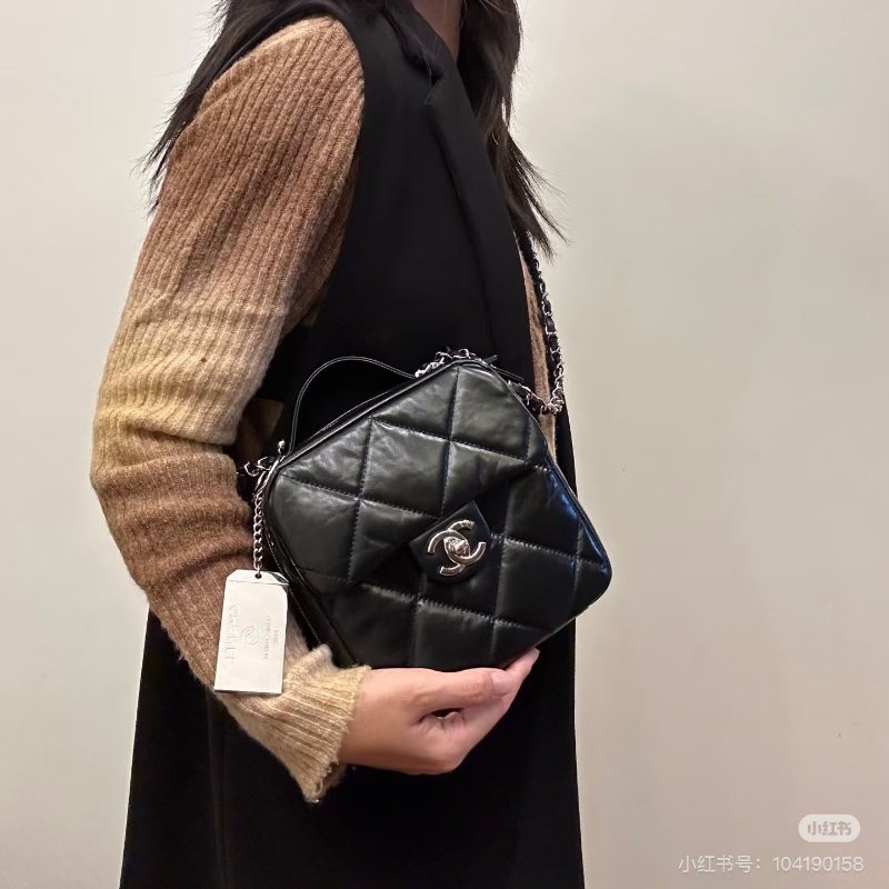 Chanel 黑銀名牌行李牌相機包  黑色銀扣 油蠟皮 24*19*9  98新配件塵袋 購證 保卡-1