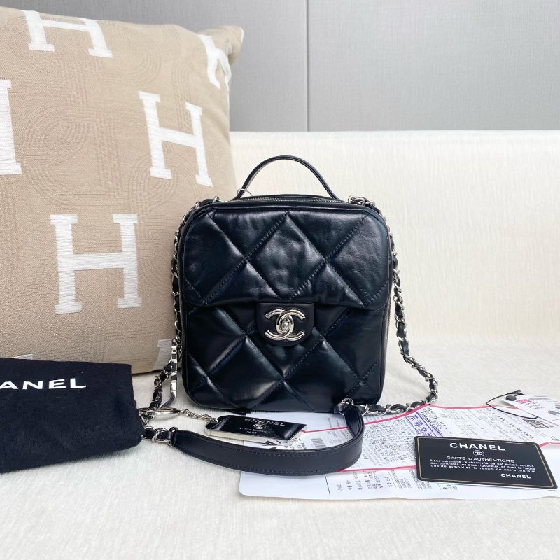 Chanel 黑銀名牌行李牌相機包  黑色銀扣 油蠟皮 24*19*9  98新配件塵袋 購證 保卡-2
