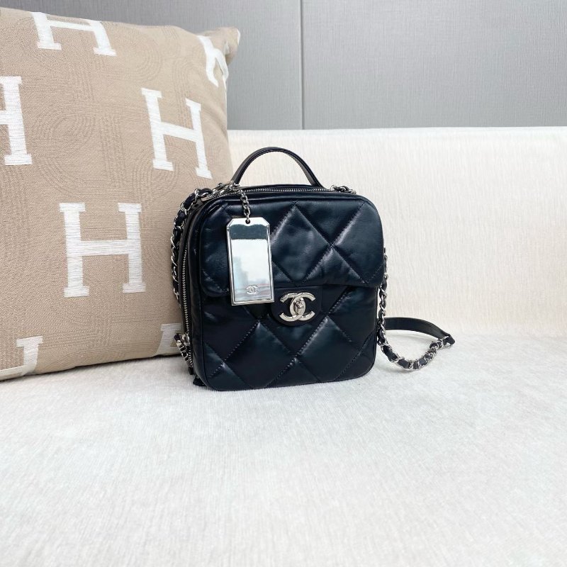 Chanel 黑銀名牌行李牌相機包  黑色銀扣 油蠟皮 24*19*9  98新配件塵袋 購證 保卡-3