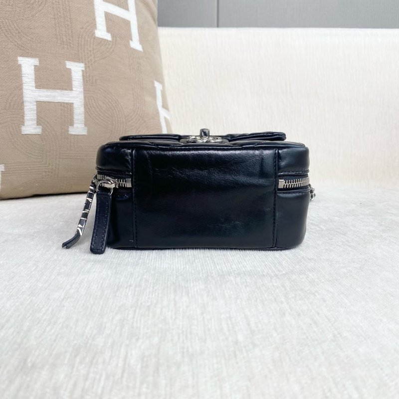 Chanel 黑銀名牌行李牌相機包  黑色銀扣 油蠟皮 24*19*9  98新配件塵袋 購證 保卡-5