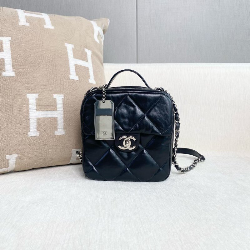 Chanel 黑銀名牌行李牌相機包  黑色銀扣 油蠟皮 24*19*9  98新配件塵袋 購證 保卡-6