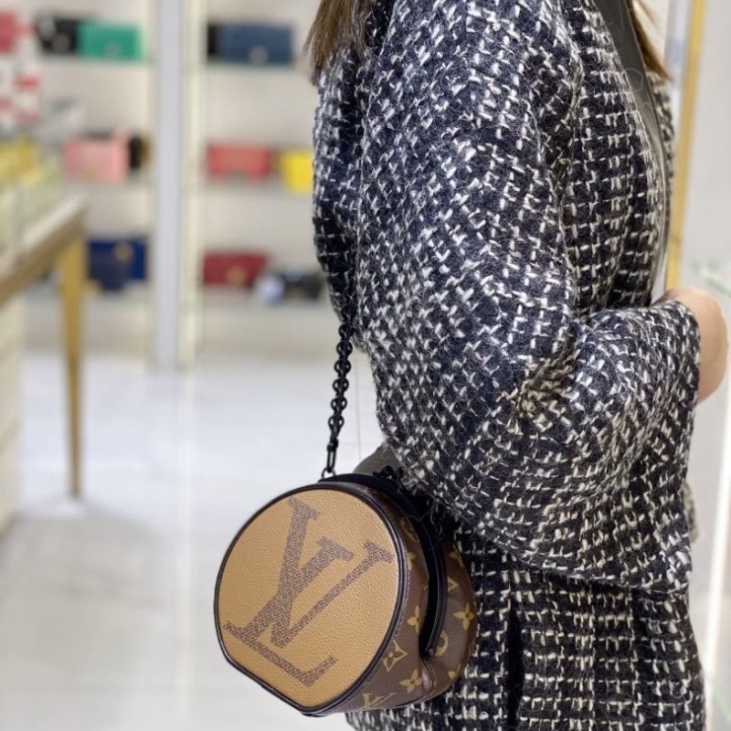 LV petiteboitechapeau 走秀款限量板栗硬餅包 芯片款15*14*12  9新 配件塵袋購證-0