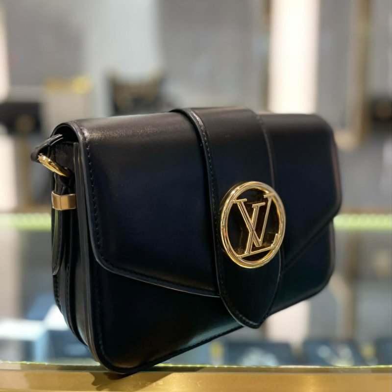 LV 金LOGO牛皮翻蓋斜背包 黑色-1