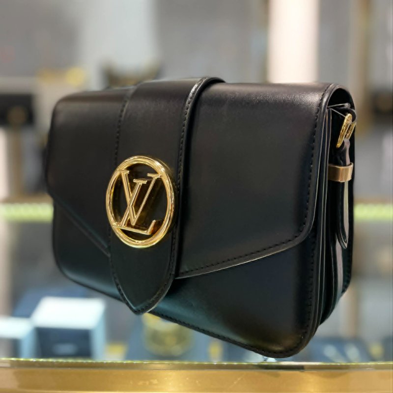 LV 金LOGO牛皮翻蓋斜背包 黑色-2