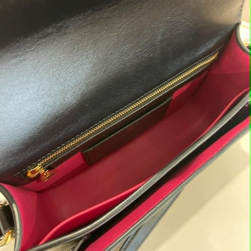 LV 金LOGO牛皮翻蓋斜背包 黑色-5