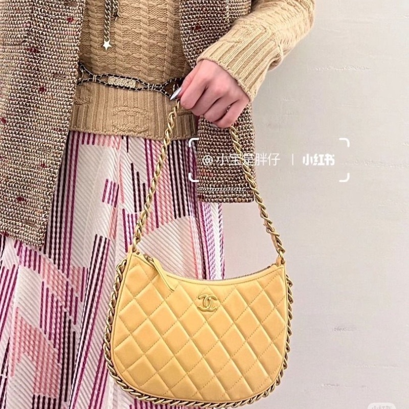 CHANEL 23B黃色金扣皮穿鏈邊 手提腋下嬉皮Hobo包 22*15*1.5  9新 配件塵袋 購證-1