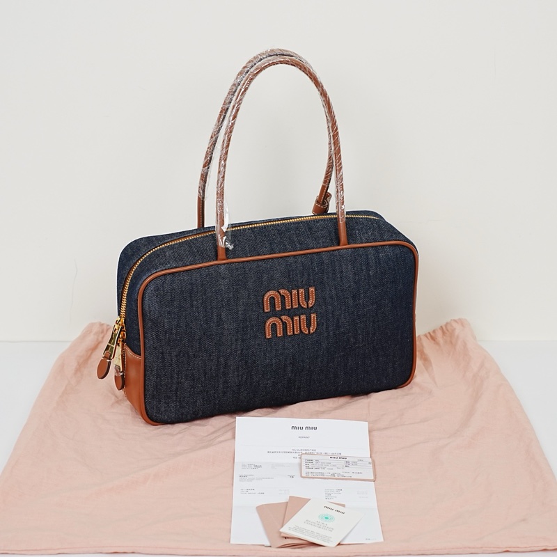 MIU MIU 新款公文包 Beau 牛仔布拼皮配色 附件：塵袋 25年小票 尺寸約34×20×11-0
