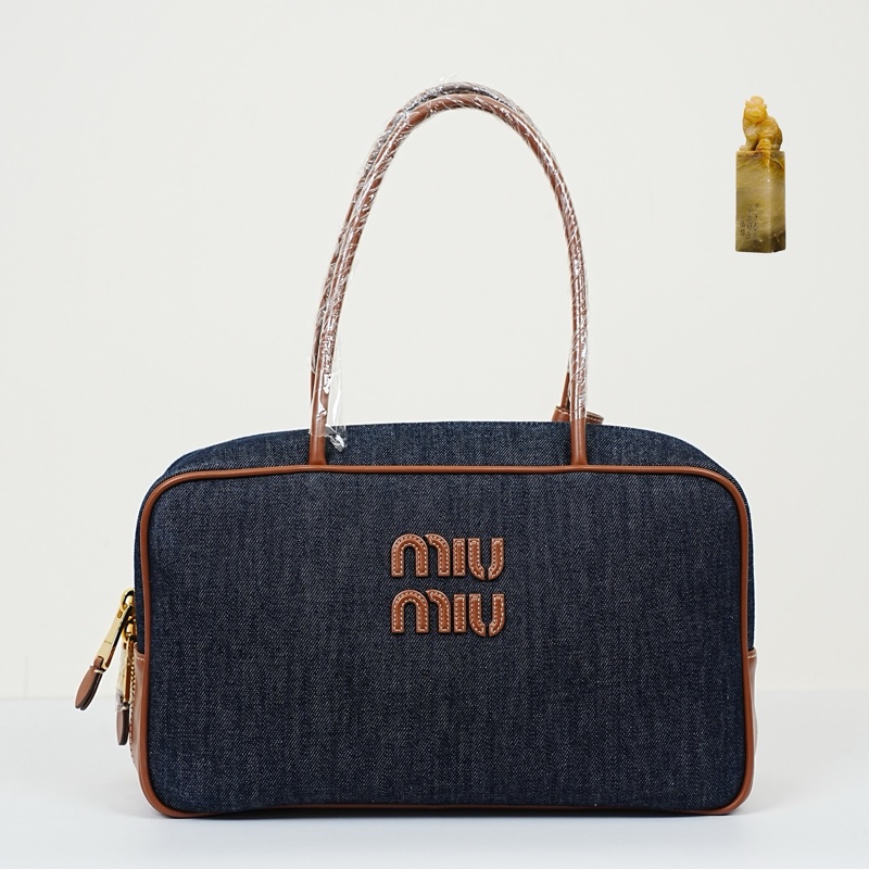 MIU MIU 新款公文包 Beau 牛仔布拼皮配色 附件：塵袋 25年小票 尺寸約34×20×11-1