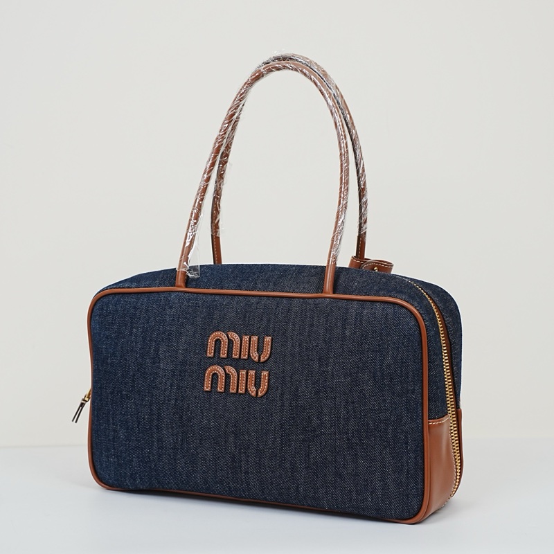 MIU MIU 新款公文包 Beau 牛仔布拼皮配色 附件：塵袋 25年小票 尺寸約34×20×11-2