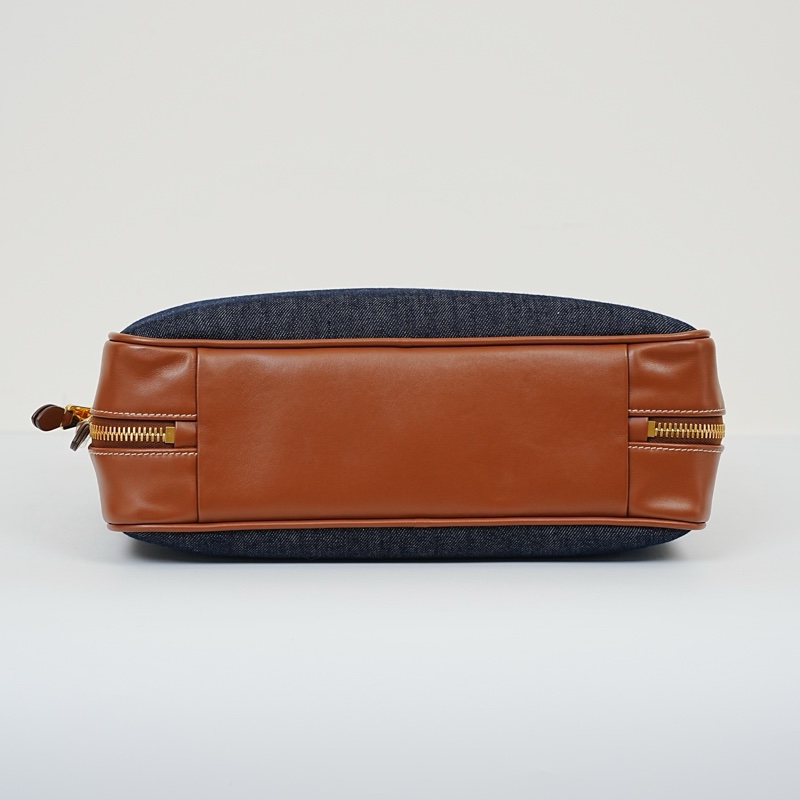 MIU MIU 新款公文包 Beau 牛仔布拼皮配色 附件：塵袋 25年小票 尺寸約34×20×11-7