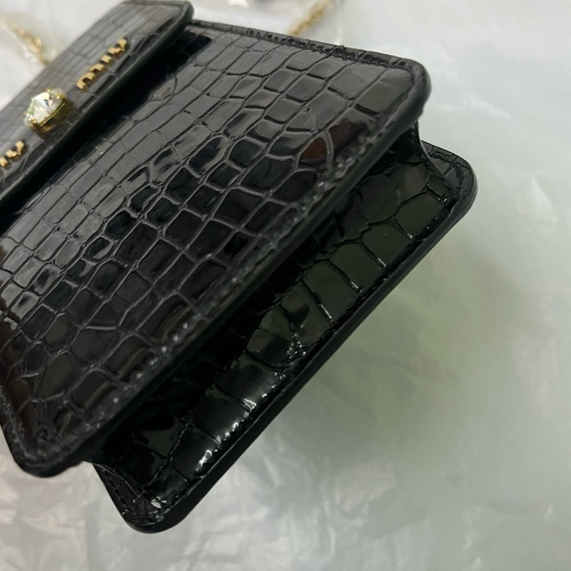 Miumiu繆繆 牛皮鰐魚壓紋鑽石手機包 尺寸約10*18*3。-4