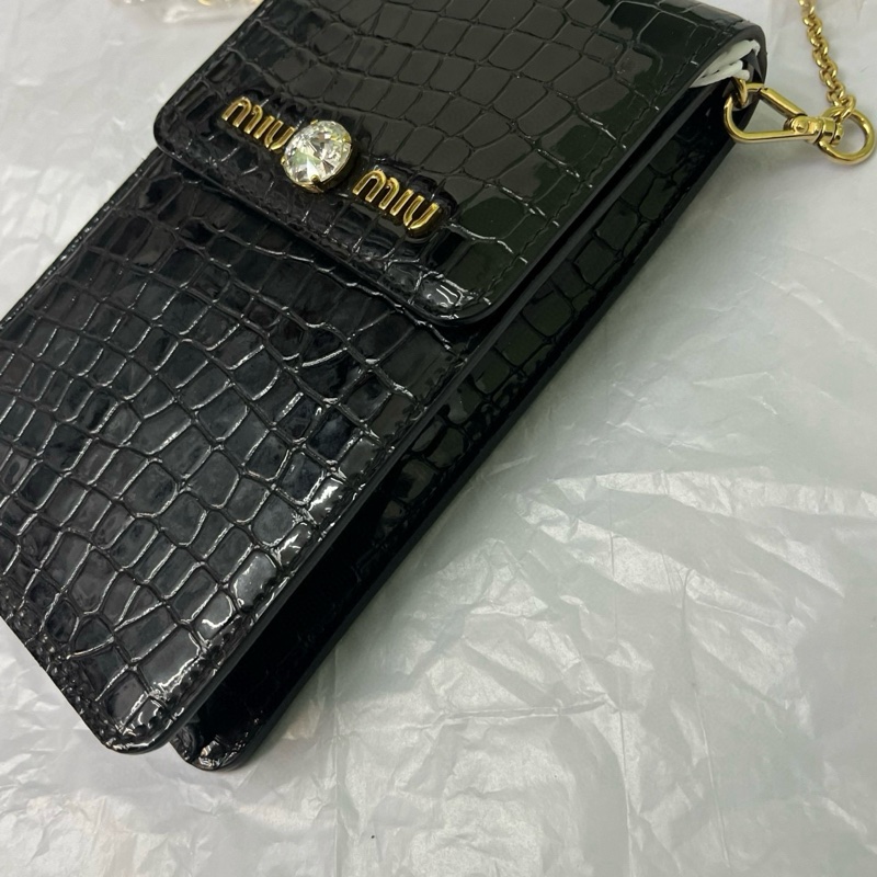 Miumiu繆繆 牛皮鰐魚壓紋鑽石手機包 尺寸約10*18*3。-5
