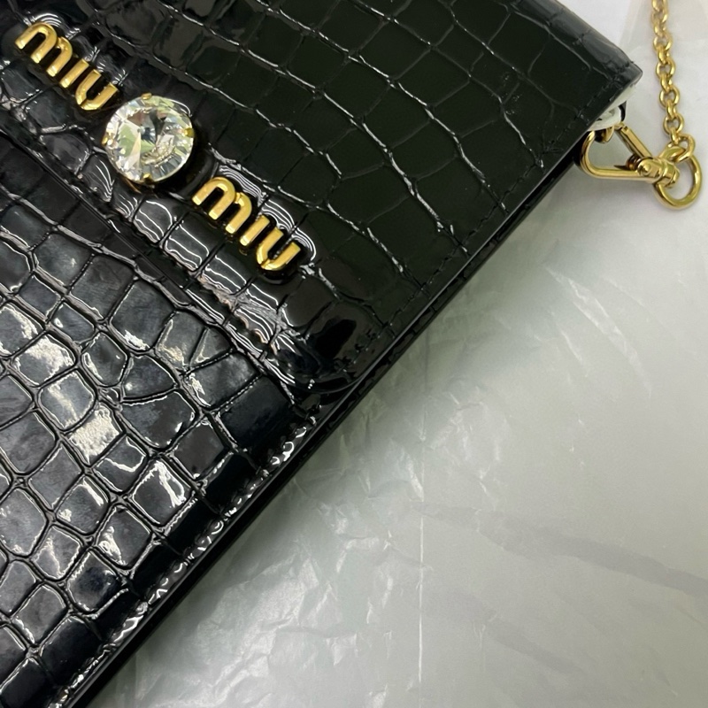 Miumiu繆繆 牛皮鰐魚壓紋鑽石手機包 尺寸約10*18*3。-6