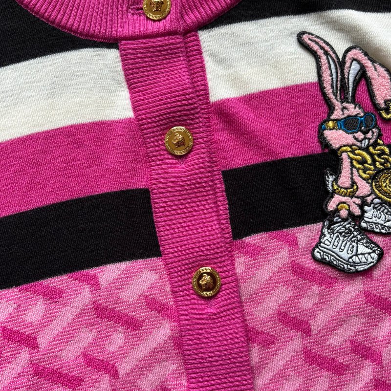 38號 ::Versace:: 凡賽斯 粉色針織兔子刺繡限定款鈕扣上衣 小外套-17