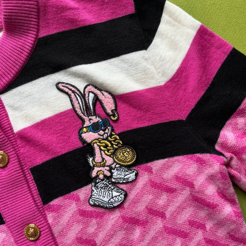 38號 ::Versace:: 凡賽斯 粉色針織兔子刺繡限定款鈕扣上衣 小外套-19