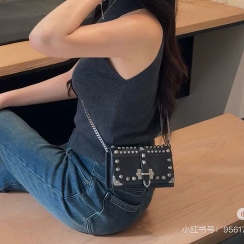 Prada 黑銀鉚釘鏈條包 黑色銀扣 19*10*4  9新 配件盒子 塵袋 保卡 購證