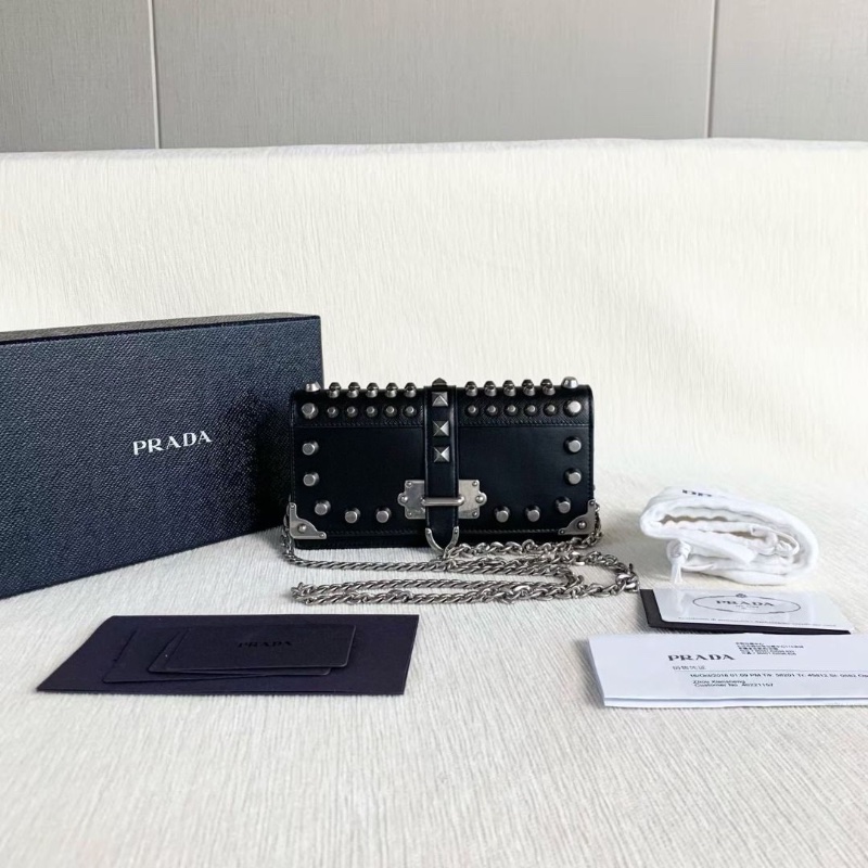 Prada 黑銀鉚釘鏈條包 黑色銀扣 19*10*4  9新 配件盒子 塵袋 保卡 購證-1