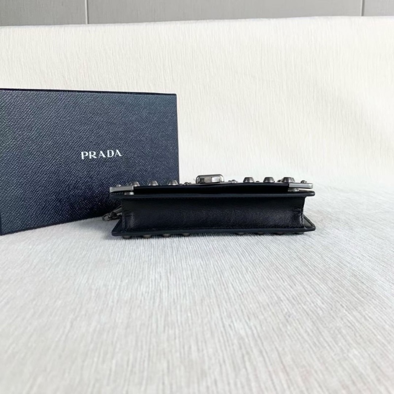 Prada 黑銀鉚釘鏈條包 黑色銀扣 19*10*4  9新 配件盒子 塵袋 保卡 購證-2