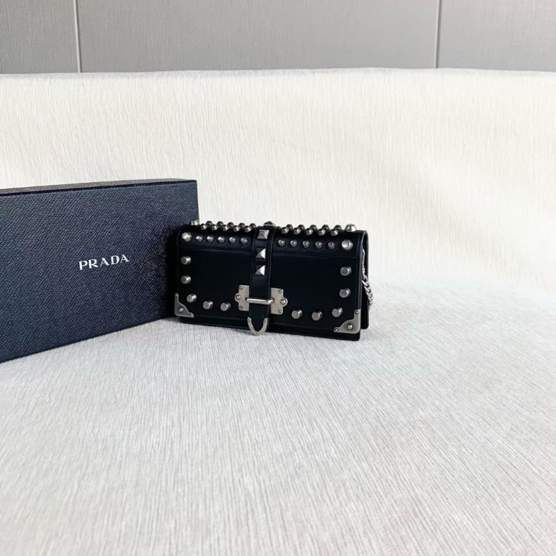 Prada 黑銀鉚釘鏈條包 黑色銀扣 19*10*4  9新 配件盒子 塵袋 保卡 購證-5