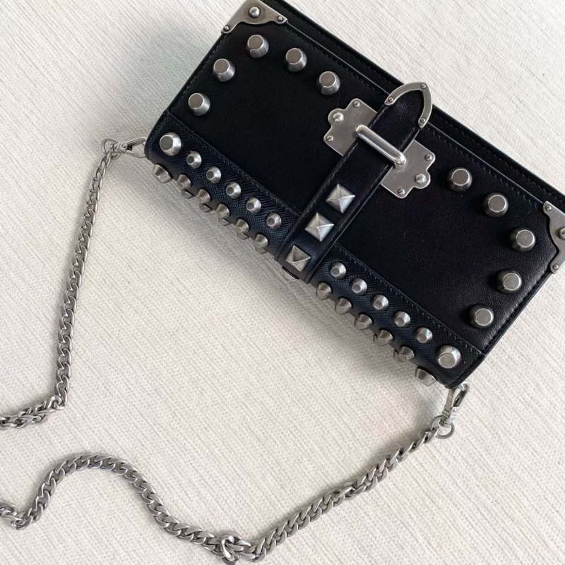 Prada 黑銀鉚釘鏈條包 黑色銀扣 19*10*4  9新 配件盒子 塵袋 保卡 購證-6