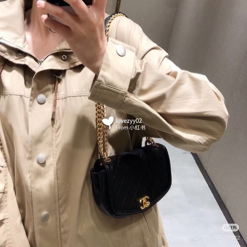 Chanel 黑金半月馬鞍風琴包 黑色 金扣 牛皮 20*13*4  9新 配件調節扣 塵袋-1