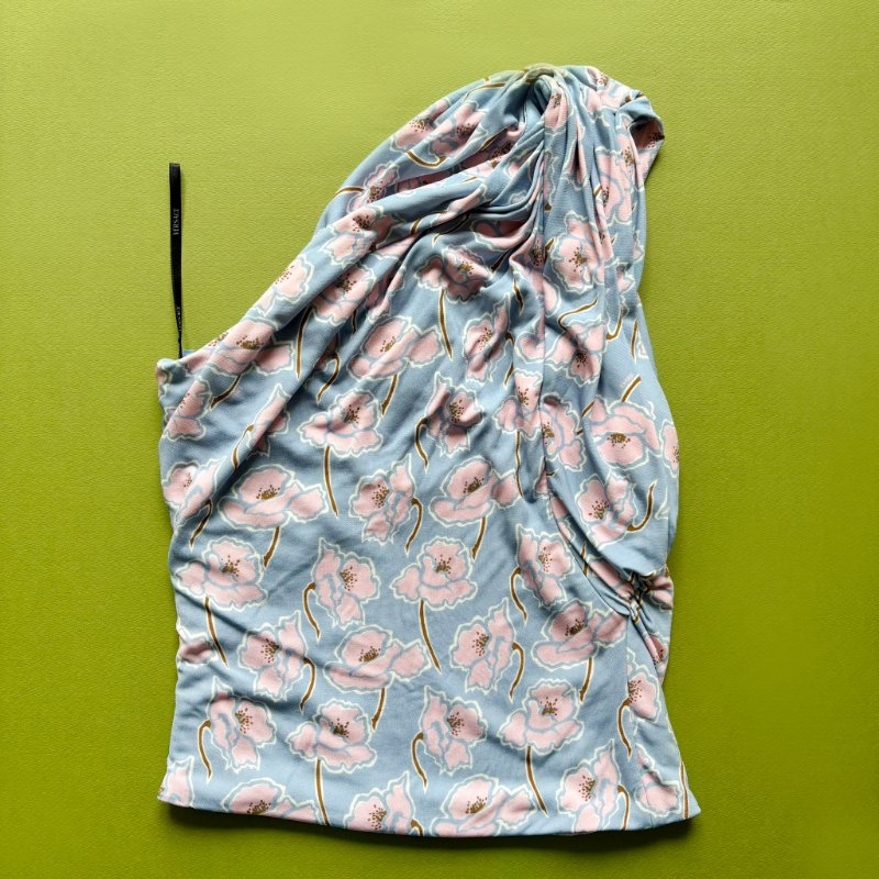 42號 ::Versace:: 凡賽斯 滿版藍粉花卉斜肩無袖上衣 春夏款-1