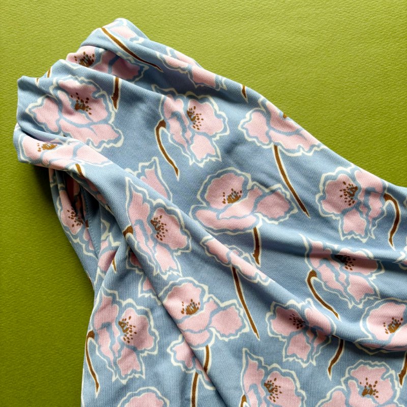 42號 ::Versace:: 凡賽斯 滿版藍粉花卉斜肩無袖上衣 春夏款-2