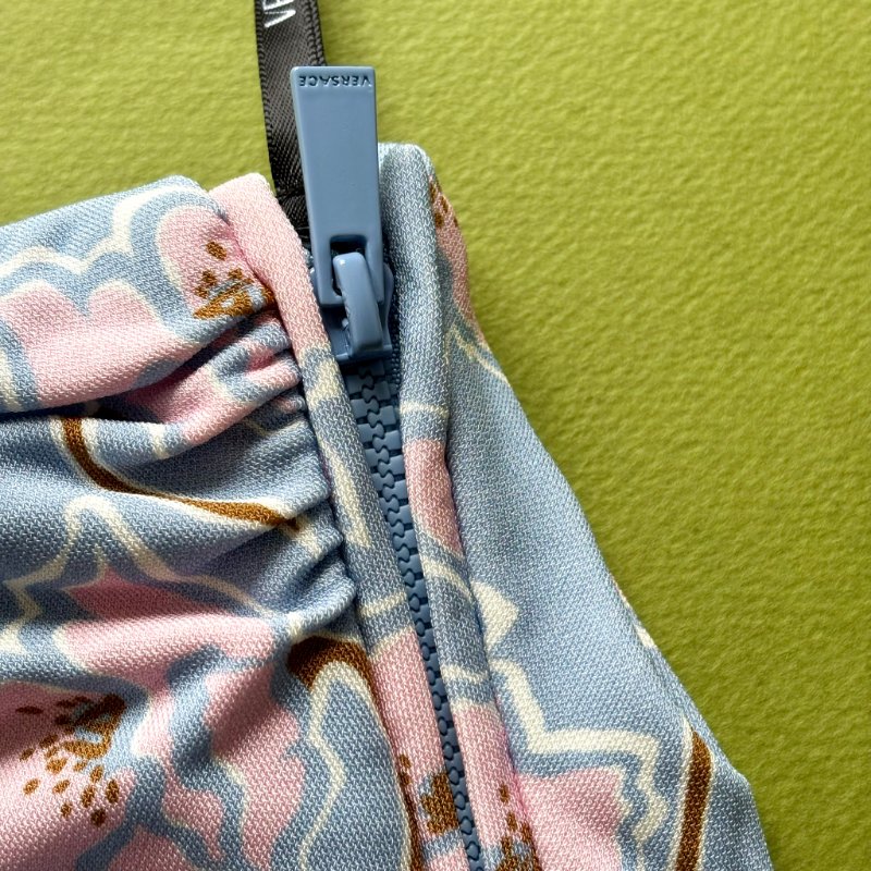 42號 ::Versace:: 凡賽斯 滿版藍粉花卉斜肩無袖上衣 春夏款-4