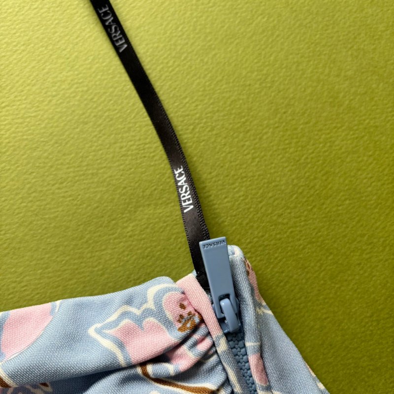 42號 ::Versace:: 凡賽斯 滿版藍粉花卉斜肩無袖上衣 春夏款-5