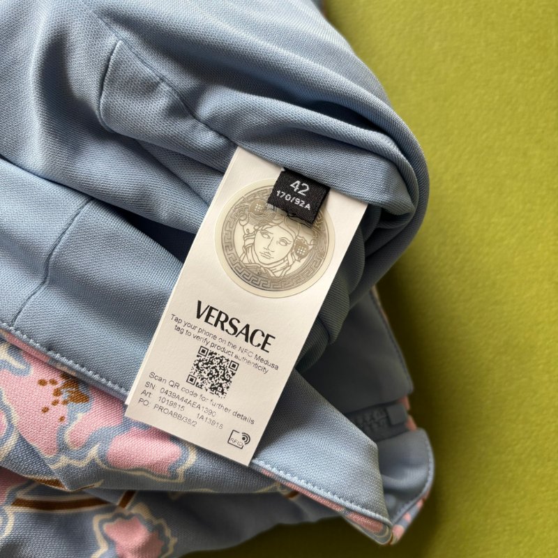 42號 ::Versace:: 凡賽斯 滿版藍粉花卉斜肩無袖上衣 春夏款-10