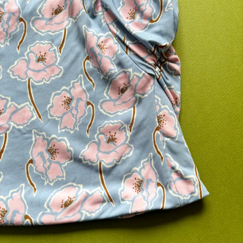 42號 ::Versace:: 凡賽斯 滿版藍粉花卉斜肩無袖上衣 春夏款-12