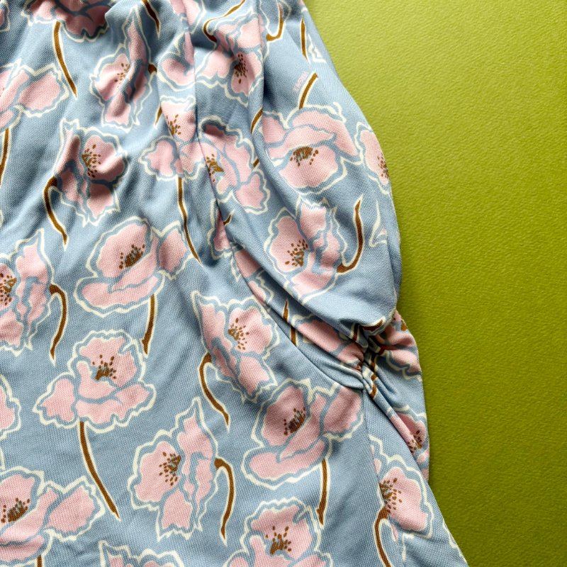 42號 ::Versace:: 凡賽斯 滿版藍粉花卉斜肩無袖上衣 春夏款-13