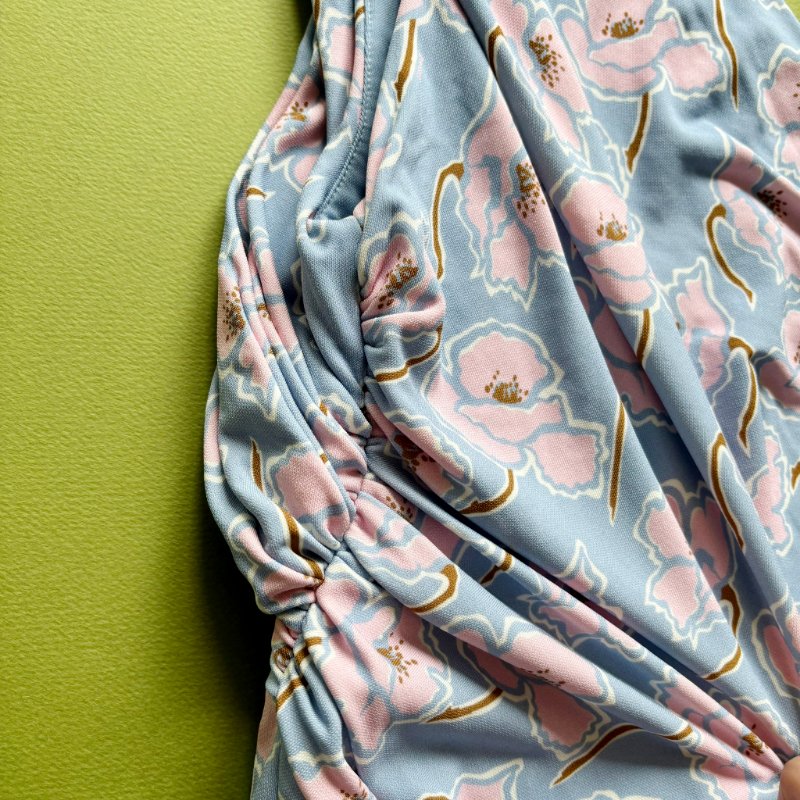 42號 ::Versace:: 凡賽斯 滿版藍粉花卉斜肩無袖上衣 春夏款-15